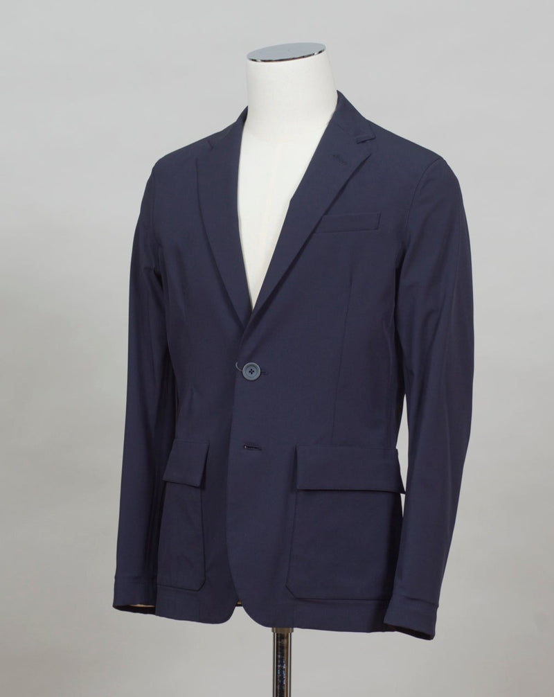 Herno technical weather proof blazer with taped seams. Notch lapel Unlined Taped seams Welted chest pocket Patch pockets with flaps Centre vent Col. 9294 / Navy 84% Nylon 16% Elastane Art. GA000130U 12301S