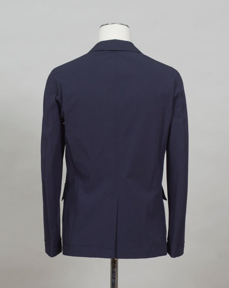 Herno technical weather proof blazer with taped seams. Notch lapel Unlined Taped seams Welted chest pocket Patch pockets with flaps Centre vent Col. 9294 / Navy 84% Nylon 16% Elastane Art. GA000130U 12301S