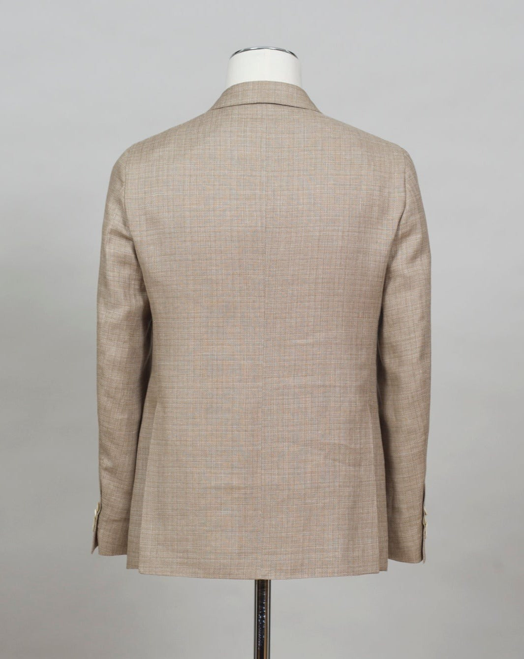 Caruso blazer impeccably tailored in Soragna, Parma, Italy. Stunning lightness and ease of movement without losing the classic tailored elegance. These are some of the ingredients that make Italian tailoring world famous and you can find it all in Caruso garments.  Beautiful handmade detailing and naturally with a full canvas structure inside.  CARUSO Blazer Model Tosca Art. 501426 BF2CM304A 58% Linen 42% Wool 2 Patch Pockets Side vents Half Lined Regular fit