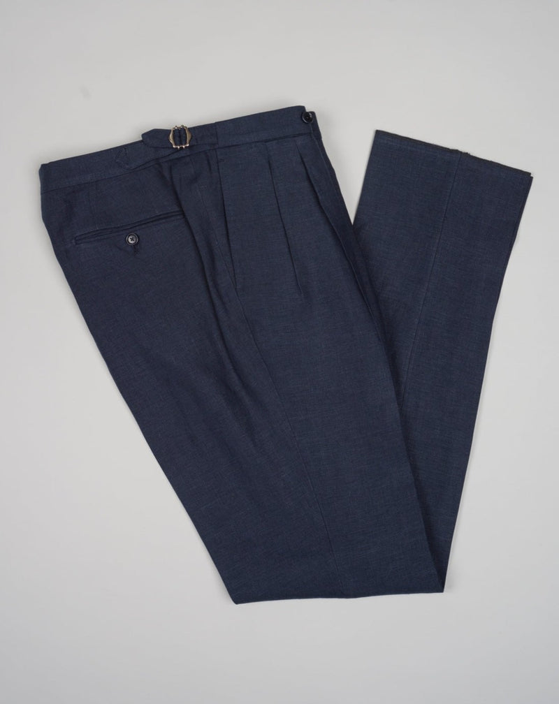 Slim fit Fits true to the size. If in doubt of your size, please contact us HERE Button closure 3 roll 2 buttoning, aka rollover Side vents 2 Patch pockets Composition:100%Linen 2 pleats in trousers front. Side Adjusters unfinished hem, needs to bee hemmed. Color: Navy / 6650 Linea: Gaiola Modello: GJ02 B2C Article: TP00808 Made in Naples, Italy