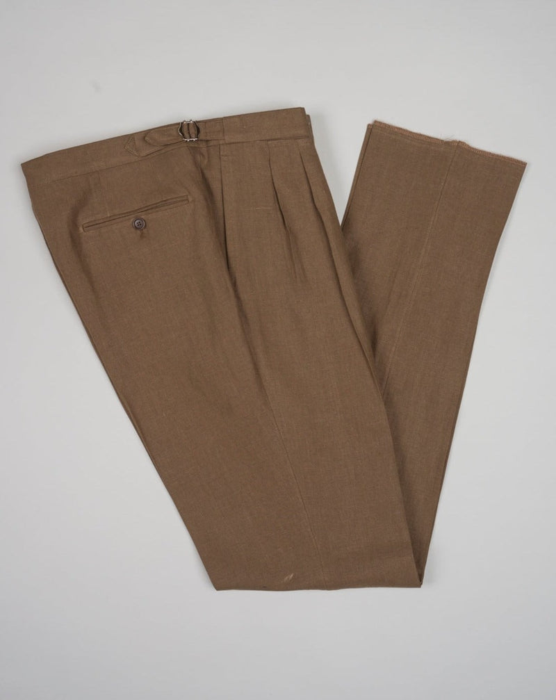 Slim fit Fits true to the size. If in doubt of your size, please contact us HERE Button closure 3 roll 2 buttoning, aka rollover Side vents 2 Patch pockets Composition:100%Linen 2 pleats in trousers front. Side Adjusters unfinished hem, needs to bee hemmed. Color: Brown / 8160 Linea: Gaiola Modello: GJ02 B2C Article: TS21094U Made in Naples, Italy