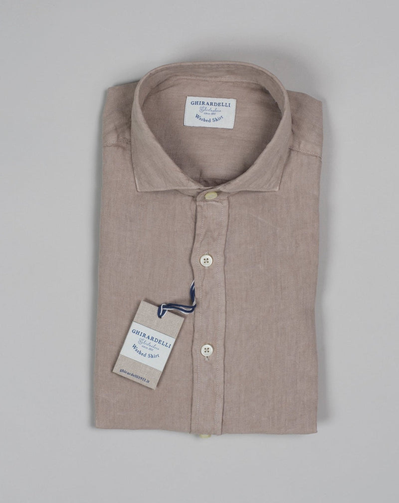 Ghirardelli 1911 Washed Linen linen Shirt. Relaxed shirt for casual summer outfits.   Linen fibre is highly breathable and quick drying, these are the basis for linens reputation as an ideal summer fabric.  GHIRARDELLI Linen shirt Mod 64/TC Col 504 / Beige Collar style B878 Composition: 100% Linen