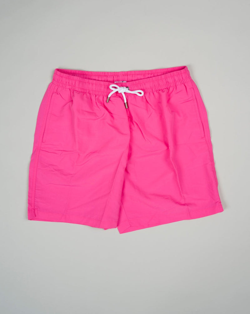 Basic swim trunks with adjustable drawstring waistband. Slim fit Fits true to the size. If in doubt of your size, please contact us HERE 100% Polyamide Color: Pink Drawstring Two side pockets and one back pocket Made in Portugal