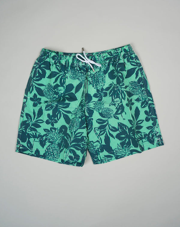 Slim fit Fits true to the size. If in doubt of your size, please contact us HERE 55% Polyamide 45% Cotton Color: Green Printed Drawstring Two side pockets and one back pocket Made in Portugal Seersucker swim trunks with adjustable drawstring waistband.  The weave of seersucker fabric gives it a distinctive gentle wrinkled look