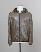 20 denier ultralight fabric bomber jacket. A garment with a sportswear look, dynamic and youthful. The bright and lively colors make it a casual but always outstanding garment. Regular fit Fixed hood adjustable with elasticated black drawstrings Two-way black zip fastening Pockets with black zip Detachable "H" patch in tone Unlined Col. 7730 / Light Military Art. GI000275U 12429 100% Polyamide