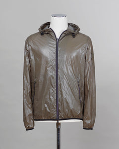 20 denier ultralight fabric bomber jacket. A garment with a sportswear look, dynamic and youthful. The bright and lively colors make it a casual but always outstanding garment. Regular fit Fixed hood adjustable with elasticated black drawstrings Two-way black zip fastening Pockets with black zip Detachable "H" patch in tone Unlined Col. 7730 / Light Military Art. GI000275U 12429 100% Polyamide