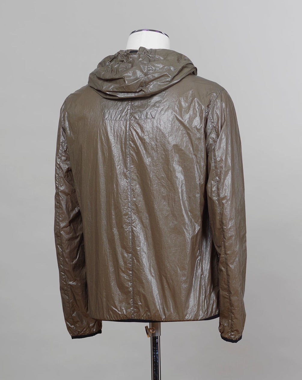 20 denier ultralight fabric bomber jacket. A garment with a sportswear look, dynamic and youthful. The bright and lively colors make it a casual but always outstanding garment. Regular fit Fixed hood adjustable with elasticated black drawstrings Two-way black zip fastening Pockets with black zip Detachable 