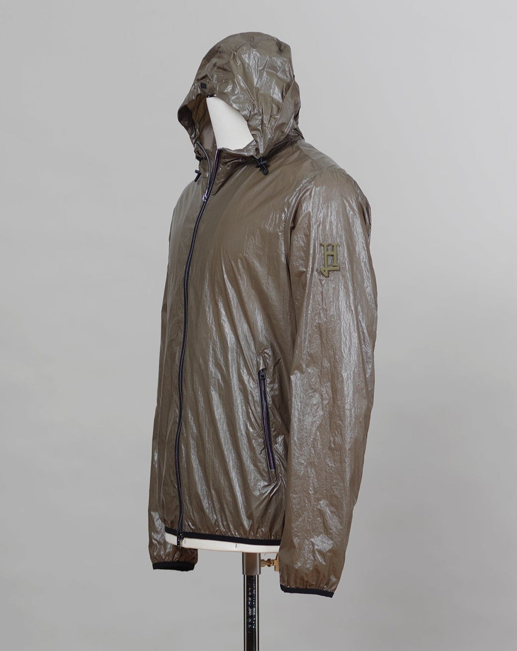 20 denier ultralight fabric bomber jacket. A garment with a sportswear look, dynamic and youthful. The bright and lively colors make it a casual but always outstanding garment. Regular fit Fixed hood adjustable with elasticated black drawstrings Two-way black zip fastening Pockets with black zip Detachable 