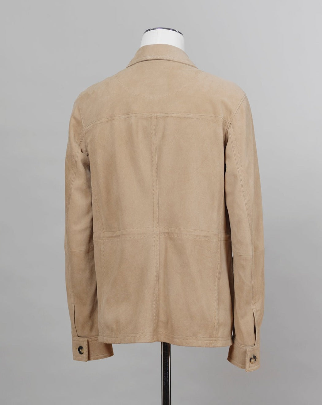 Light field jacket made of soft goatskin suede and napped inside. Four flap pockets in front and adjustable draw string on the waist. Super soft leather and light tone in color together make a truly luxurious interpretation of a field jacket.  100% goatskin suede, napped inside Body: unlined, sleeve lining: 100% polyamide Metal buttons with embossed logo Four large flap pocket Inside pockets Mod: 91 1501 ZN 222