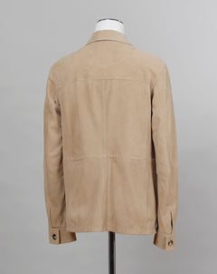 Light field jacket made of soft goatskin suede and napped inside. Four flap pockets in front and adjustable draw string on the waist. Super soft leather and light tone in color together make a truly luxurious interpretation of a field jacket.  100% goatskin suede, napped inside Body: unlined, sleeve lining: 100% polyamide Metal buttons with embossed logo Four large flap pocket Inside pockets Mod: 91 1501 ZN 222