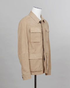 Light field jacket made of soft goatskin suede and napped inside. Four flap pockets in front and adjustable draw string on the waist. Super soft leather and light tone in color together make a truly luxurious interpretation of a field jacket.  100% goatskin suede, napped inside Body: unlined, sleeve lining: 100% polyamide Metal buttons with embossed logo Four large flap pocket Inside pockets Mod: 91 1501 ZN 222