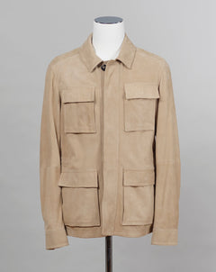 Light field jacket made of soft goatskin suede and napped inside. Four flap pockets in front and adjustable draw string on the waist. Super soft leather and light tone in color together make a truly luxurious interpretation of a field jacket.  100% goatskin suede, napped inside Body: unlined, sleeve lining: 100% polyamide Metal buttons with embossed logo Four large flap pocket Inside pockets Mod: 91 1501 ZN 222