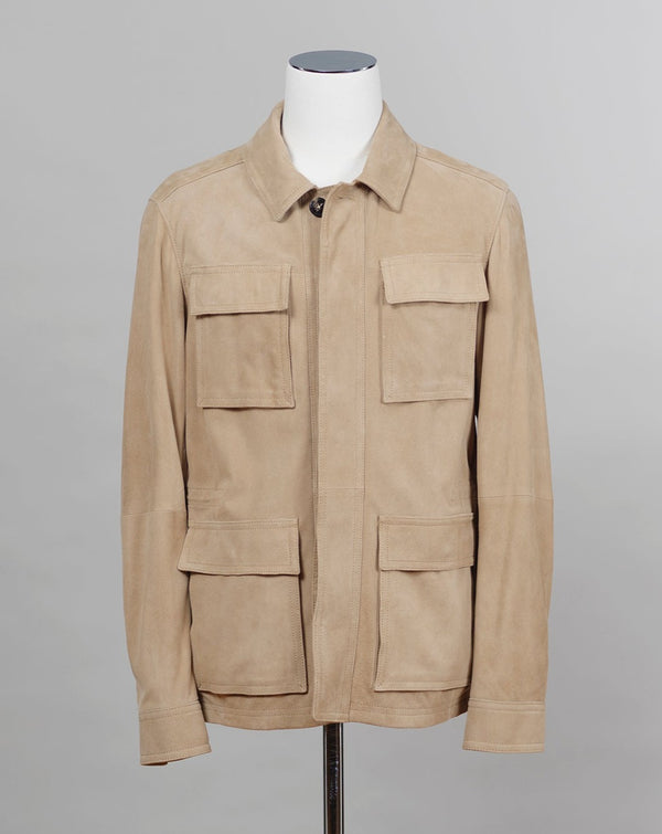 Light field jacket made of soft goatskin suede and napped inside. Four flap pockets in front and adjustable draw string on the waist. Super soft leather and light tone in color together make a truly luxurious interpretation of a field jacket.  100% goatskin suede, napped inside Body: unlined, sleeve lining: 100% polyamide Metal buttons with embossed logo Four large flap pocket Inside pockets Mod: 91 1501 ZN 222