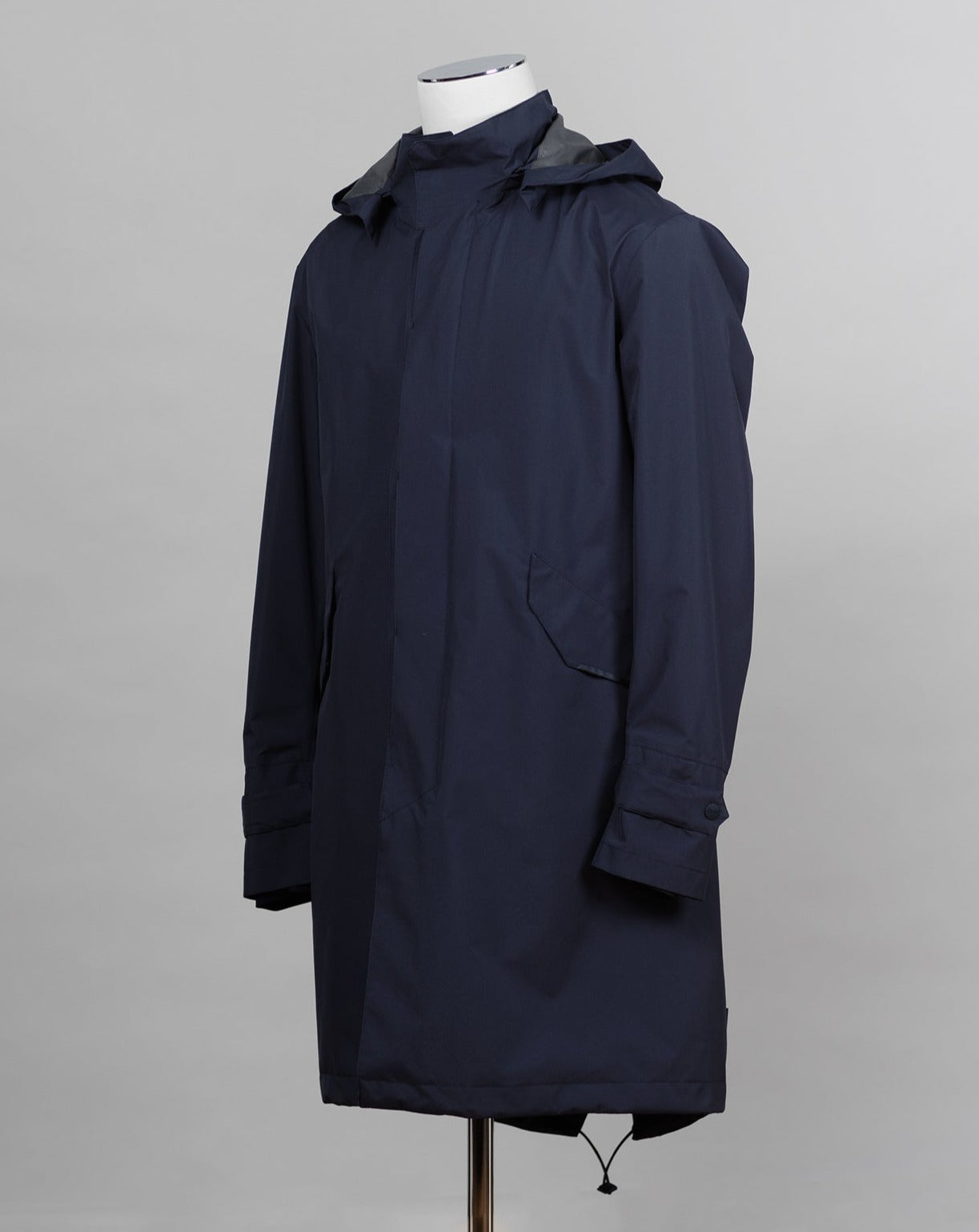 Adjustable and removable hood Waterproof and windproof double fastening with polyurethane-coated two-way zip and concealed buttons Slanted side pockets with press studs Adjustable sleeves Fish-tail Art. PA00027UL 11101 Col. 9210 / Navy A garment for city wear with a high level of technical performance. Total waterproofing that lasts thanks to the taped seams; wind-resistant and breathable due to the interior GORE-TEX® membrane