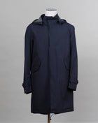 Adjustable and removable hood Waterproof and windproof double fastening with polyurethane-coated two-way zip and concealed buttons Slanted side pockets with press studs Adjustable sleeves Fish-tail Art. PA00027UL 11101 Col. 9210 / Navy A garment for city wear with a high level of technical performance. Total waterproofing that lasts thanks to the taped seams; wind-resistant and breathable due to the interior GORE-TEX® membrane