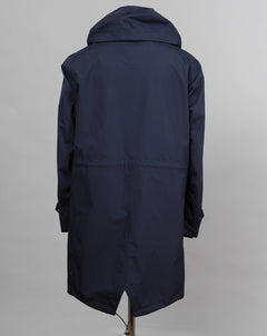 Adjustable and removable hood Waterproof and windproof double fastening with polyurethane-coated two-way zip and concealed buttons Slanted side pockets with press studs Adjustable sleeves Fish-tail Art. PA00027UL 11101 Col. 9210 / Navy A garment for city wear with a high level of technical performance. Total waterproofing that lasts thanks to the taped seams; wind-resistant and breathable due to the interior GORE-TEX® membrane