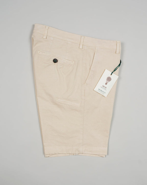 Basic bermudas to keep you cool when it is hot. Practical pocket for mobile phone on right side. Made in a slim cut and garment dyed to give the trousers a beautiful and unique color.  Slim fit Fits true to the size. If in doubt of your size, please contact us HERE 98% Cotton 2% Elastan Color: Gesso / 802 Zip fly Slanted front pockets and two back pockets Pocket for mobile phone on right side Model: ber_muda Article: ts0001x Made in Martina Franca, Italy