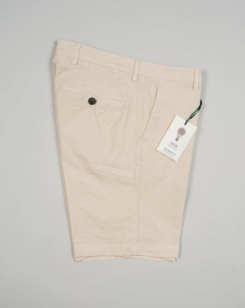 Basic bermudas to keep you cool when it is hot. Practical pocket for mobile phone on right side. Made in a slim cut and garment dyed to give the trousers a beautiful and unique color.  Slim fit Fits true to the size. If in doubt of your size, please contact us HERE 98% Cotton 2% Elastan Color: Gesso / 802 Zip fly Slanted front pockets and two back pockets Pocket for mobile phone on right side Model: ber_muda Article: ts0001x Made in Martina Franca, Italy