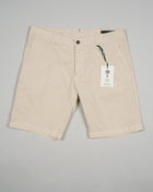 Basic bermudas to keep you cool when it is hot. Practical pocket for mobile phone on right side. Made in a slim cut and garment dyed to give the trousers a beautiful and unique color.  Slim fit Fits true to the size. If in doubt of your size, please contact us HERE 98% Cotton 2% Elastan Color: Gesso / 802 Zip fly Slanted front pockets and two back pockets Pocket for mobile phone on right side Model: ber_muda Article: ts0001x Made in Martina Franca, Italy
