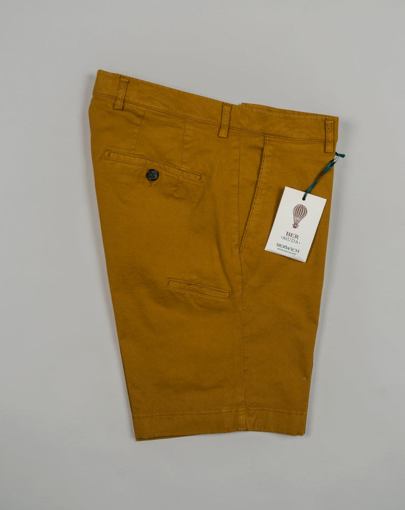 Basic bermudas to keep you cool when it is hot. Practical pocket for mobile phone on right side. Made in a slim cut and garment dyed to give the trousers a beautiful and unique color.  Slim fit Fits true to the size. If in doubt of your size, please contact us HERE 98% Cotton 2% Elastan Color: Ocra / 1336 Zip fly Slanted front pockets and two back pockets Pocket for mobile phone on right side Model: ber_muda Article: ts0001x Made in Martina Franca, Italy