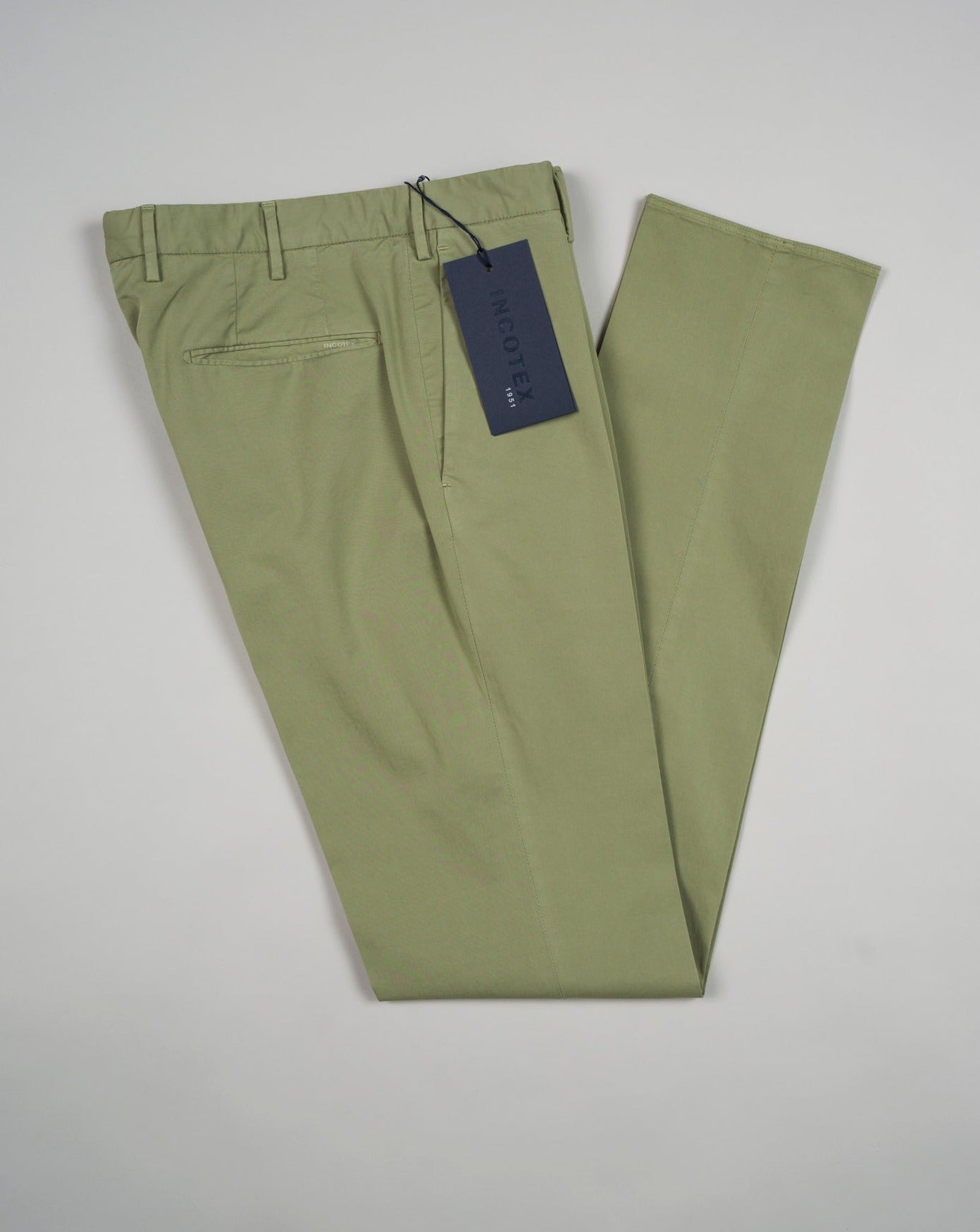 The iconic Incotex 30 model, an evergreen of the continuously evolving collections, continues to impress with its authenticity. Exquisite crafted details enrich the garment, enhancing its essential vocation for comfort.  Royal Batavia is an exclusive cotton quality. Incotex fans all around the world praise it for its light, resistant and extremely comfortable feel.   American pockets Slim fit 2 backpockets Coin pocket in front left Zip fly Col. Sage Green 97% cotton 3% elastan 1W0030 9098Y 732