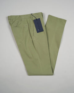 The iconic Incotex 30 model, an evergreen of the continuously evolving collections, continues to impress with its authenticity. Exquisite crafted details enrich the garment, enhancing its essential vocation for comfort.  Royal Batavia is an exclusive cotton quality. Incotex fans all around the world praise it for its light, resistant and extremely comfortable feel.   American pockets Slim fit 2 backpockets Coin pocket in front left Zip fly Col. Sage Green 97% cotton 3% elastan 1W0030 9098Y 732