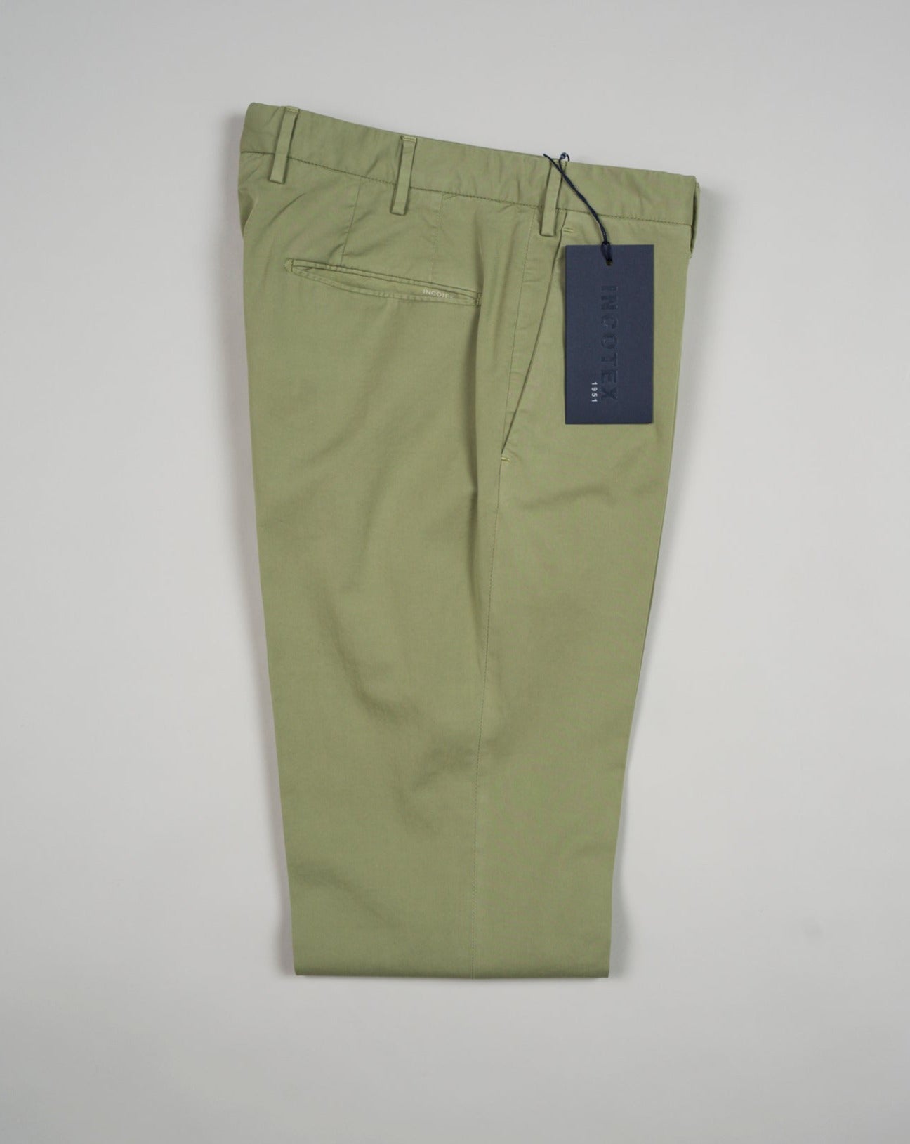 The iconic Incotex 30 model, an evergreen of the continuously evolving collections, continues to impress with its authenticity. Exquisite crafted details enrich the garment, enhancing its essential vocation for comfort.  Royal Batavia is an exclusive cotton quality. Incotex fans all around the world praise it for its light, resistant and extremely comfortable feel.   American pockets Slim fit 2 backpockets Coin pocket in front left Zip fly Col. Sage Green 97% cotton 3% elastan 1W0030 9098Y 732