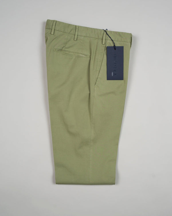 The iconic Incotex 30 model, an evergreen of the continuously evolving collections, continues to impress with its authenticity. Exquisite crafted details enrich the garment, enhancing its essential vocation for comfort.  Royal Batavia is an exclusive cotton quality. Incotex fans all around the world praise it for its light, resistant and extremely comfortable feel.   American pockets Slim fit 2 backpockets Coin pocket in front left Zip fly Col. Sage Green 97% cotton 3% elastan 1W0030 9098Y 732