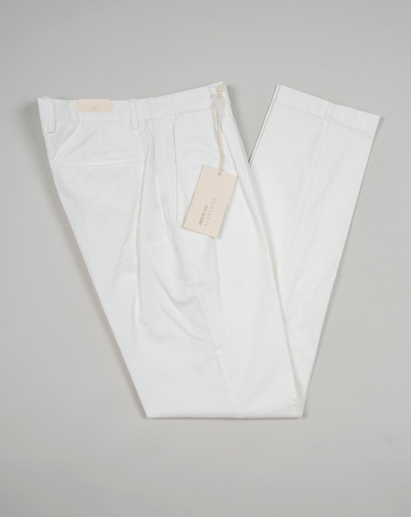 Great light weight summer chino. 1 pleat gives a bit of ease on the upper part, leg still remains slimish. 98% Cotton 2% Elastan Col. 00120 / White Mod. BG07V Virtvoso Art. 322070