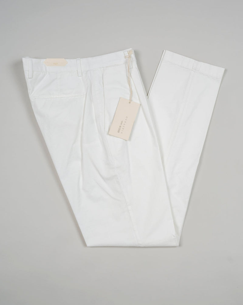 Great light weight summer chino. 1 pleat gives a bit of ease on the upper part, leg still remains slimish. 98% Cotton 2% Elastan Col. 00120 / White Mod. BG07V Virtvoso Art. 322070