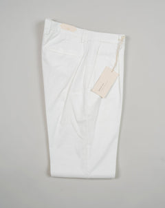 Great light weight summer chino. 1 pleat gives a bit of ease on the upper part, leg still remains slimish. 98% Cotton 2% Elastan Col. 00120 / White Mod. BG07V Virtvoso Art. 322070