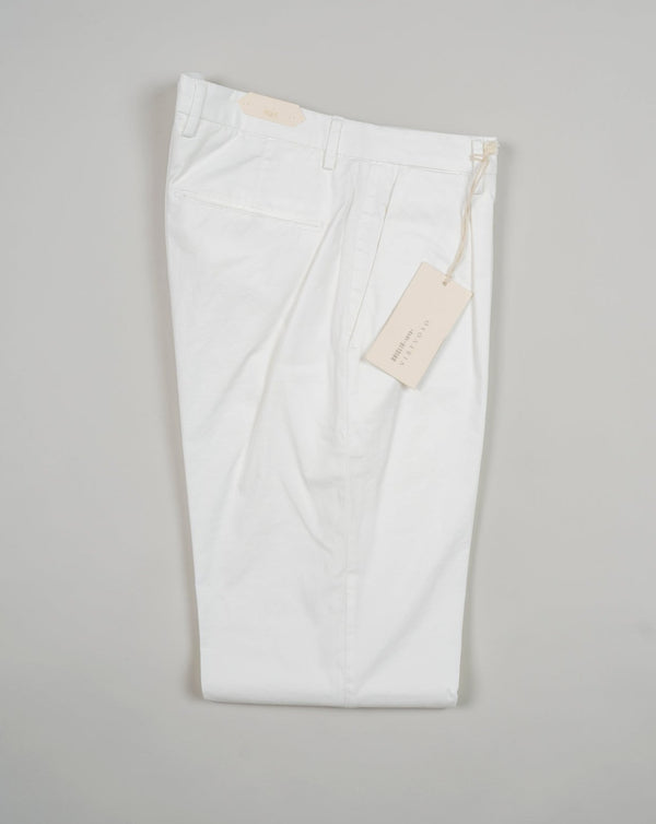 Great light weight summer chino. 1 pleat gives a bit of ease on the upper part, leg still remains slimish. 98% Cotton 2% Elastan Col. 00120 / White Mod. BG07V Virtvoso Art. 322070