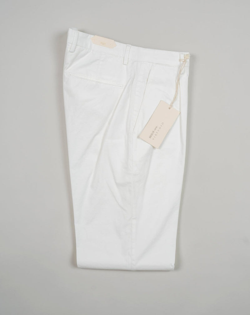 Great light weight summer chino. 1 pleat gives a bit of ease on the upper part, leg still remains slimish. 98% Cotton 2% Elastan Col. 00120 / White Mod. BG07V Virtvoso Art. 322070