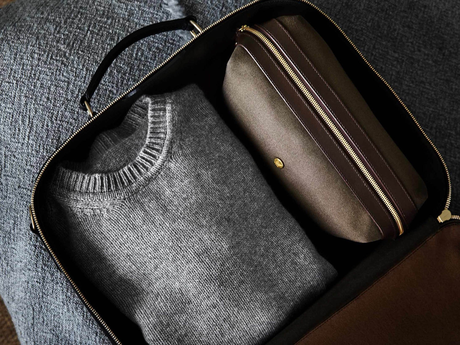Measurements: L: 46 H: 35 W: 15 cm Material: Tight-woven cotton canvas Composition: CO 94% PU 4% PC 2% / 709 g/m Trimmings: Dark brown, vegetable tanned full-grain bridle leather The M/S Suitcase fuses the contours of heritage travel bags with a minimalist design approach, equipping the carrier with a spacious and aesthetically pleasing bag. A sharp and clean-cut 48-hour suitcase