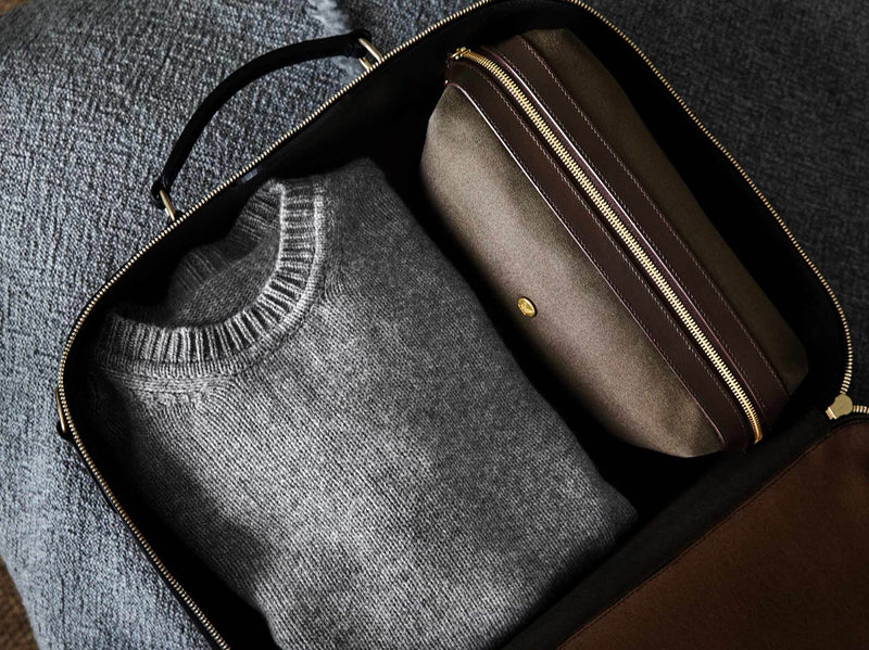 Measurements: L: 46 H: 35 W: 15 cm Material: Tight-woven cotton canvas Composition: CO 94% PU 4% PC 2% / 709 g/m Trimmings: Dark brown, vegetable tanned full-grain bridle leather The M/S Suitcase fuses the contours of heritage travel bags with a minimalist design approach, equipping the carrier with a spacious and aesthetically pleasing bag. A sharp and clean-cut 48-hour suitcase