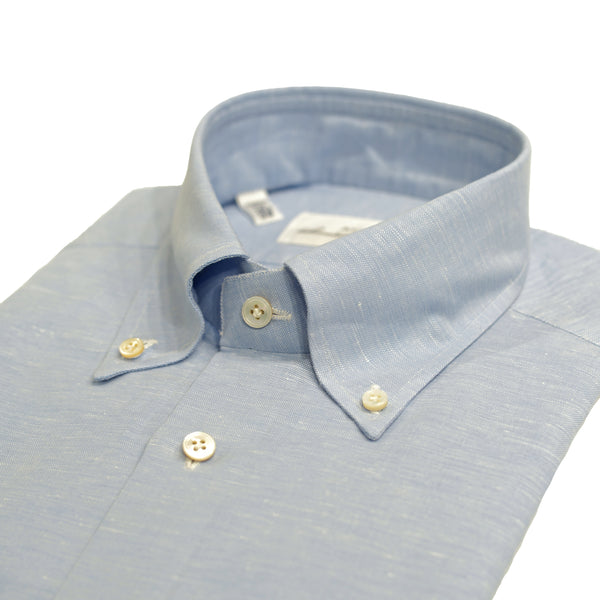 Avino button down shirt with light blue melangé efect. Fabric is a mix of cotton and linen. Tailored fit. This means between slim and classic fit Fits true to the size. If in doubt of your size, please contact us HERE 52% cotton / 48% linen Semi spread collar Single, rounder cuff 110811 F83041/02 Made in Italy