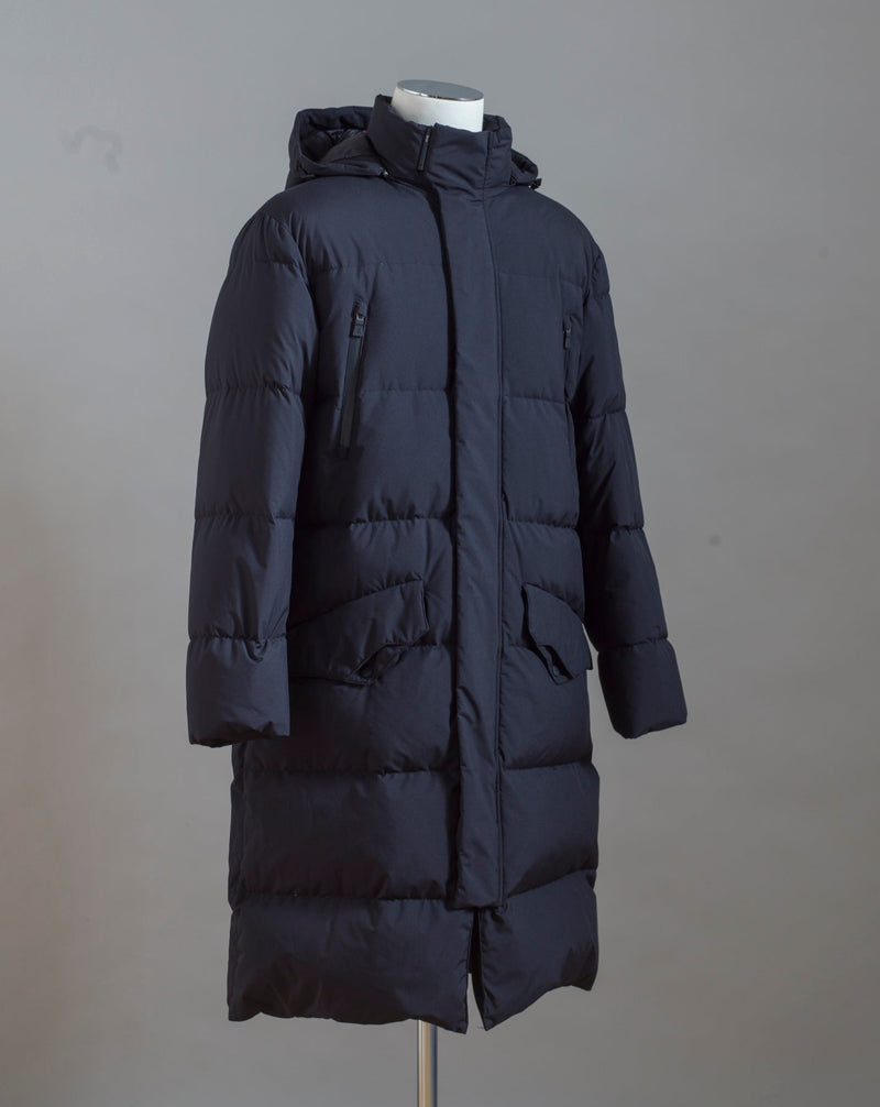 Herno Laminar Windstopper Bench Parka. GORE TEX Infinium™ membrane makes this parka totally wind and water proof. Combined with puffy down filling we have a extremely warm parka coat as a result. 80% Down 20% Waterfowl Feathers PI00228UL 11106 Col. 9300 / Black Removable hood Two way zipper