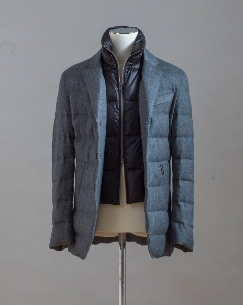 Montecore Reda Active Flannel Down Jacket. Made of entirely traceable ZQ-certified Merino wool.   100% Merino wool upper 90% Down 10% Feather filling Removable bib Zippered side pocket Art. F03MUCX504 Col. 202 / Grey
