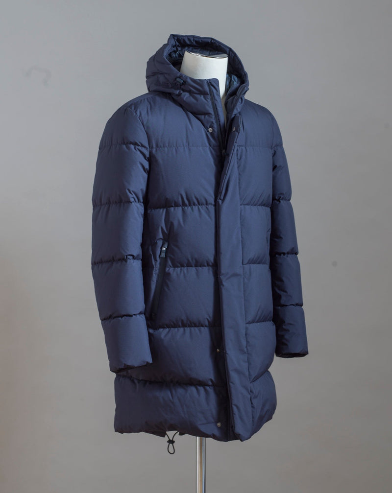 Herno Laminar Down Gore Windstopper Fishtail Parka. GORE TEX Infinium™ membrane makes this parka totally wind and water proof. Add puffy down filling and you do not have to worry about the winter conditions any more. Art. PI00245UL 11106 Col. 9201 / Navy 80% Down 20% Feather Fixed hood Two way zipper in front