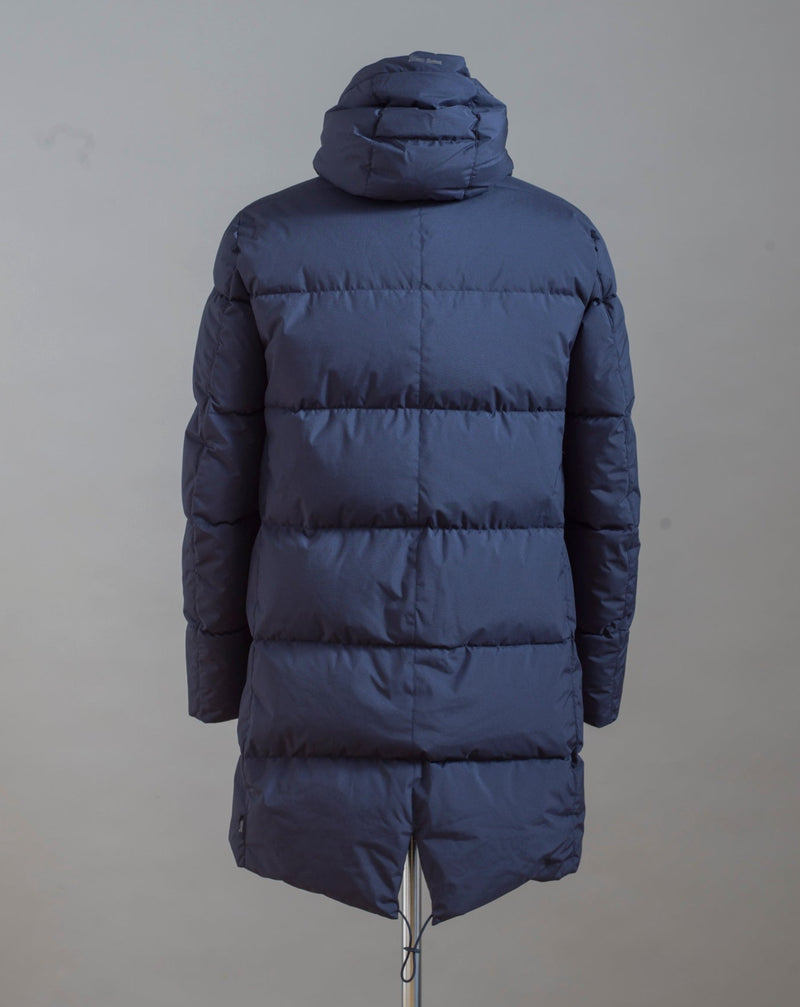 Herno Laminar Down Gore Windstopper Fishtail Parka. GORE TEX Infinium™ membrane makes this parka totally wind and water proof. Add puffy down filling and you do not have to worry about the winter conditions any more. Art. PI00245UL 11106 Col. 9201 / Navy 80% Down 20% Feather Fixed hood Two way zipper in front