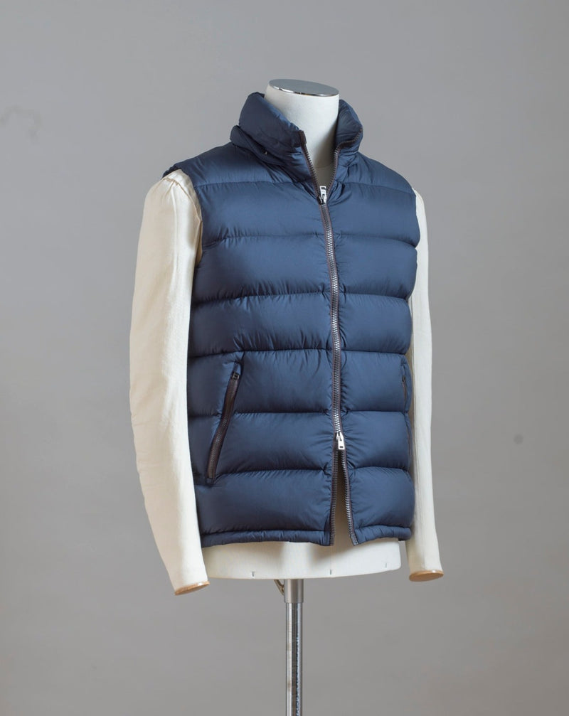 Classic down filled body warmer by Herno. 2 way zip in front Main Fabric 100% Polyamide 70% Down 30% Polyester Detachable hood 2 pockets in front Adjustable hem PI0767U 12403  Col. 9200 / Blue with brown detailing