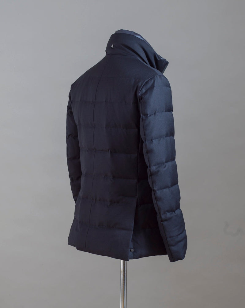 Montecore Double Breasted Down Jacket. Removable bib form more versatile use. Art. F03MUCX584 Col. 106 / Navy 90% Down 10% Feathers Outer: Extrafine Super 120's Wool Removable bib Side vents with snap fasteners