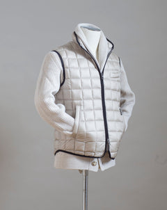 Perfect light down body warmer for cold season.  Wear it under a jacket or on top of your favourite knit. Main Fabric 100% Polyamide Filling 90% Down 10% Feathers Art. F03MUWX533 Col. 24 / White Beige
