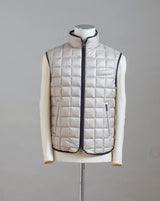 Perfect light down body warmer for cold season.  Wear it under a jacket or on top of your favourite knit. Main Fabric 100% Polyamide Filling 90% Down 10% Feathers Art. F03MUWX533 Col. 24 / White Beige