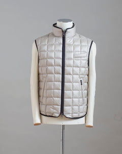Perfect light down body warmer for cold season.  Wear it under a jacket or on top of your favourite knit. Main Fabric 100% Polyamide Filling 90% Down 10% Feathers Art. F03MUWX533 Col. 24 / White Beige