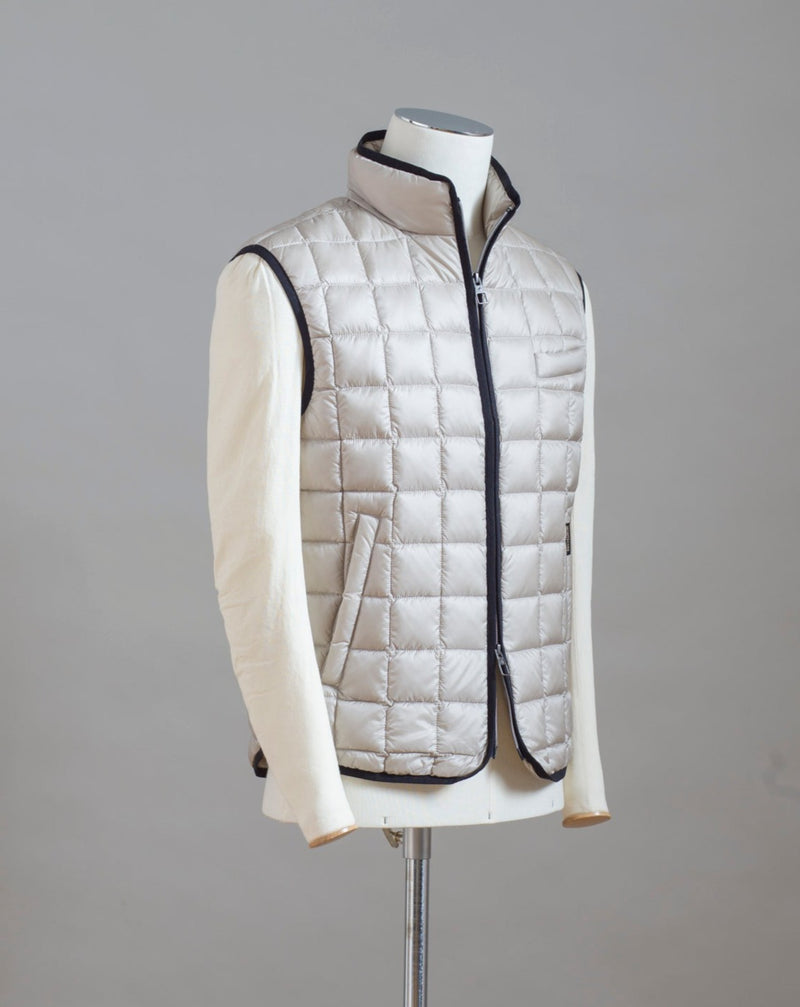 Perfect light down body warmer for cold season.  Wear it under a jacket or on top of your favourite knit. Main Fabric 100% Polyamide Filling 90% Down 10% Feathers Art. F03MUWX533 Col. 24 / White Beige