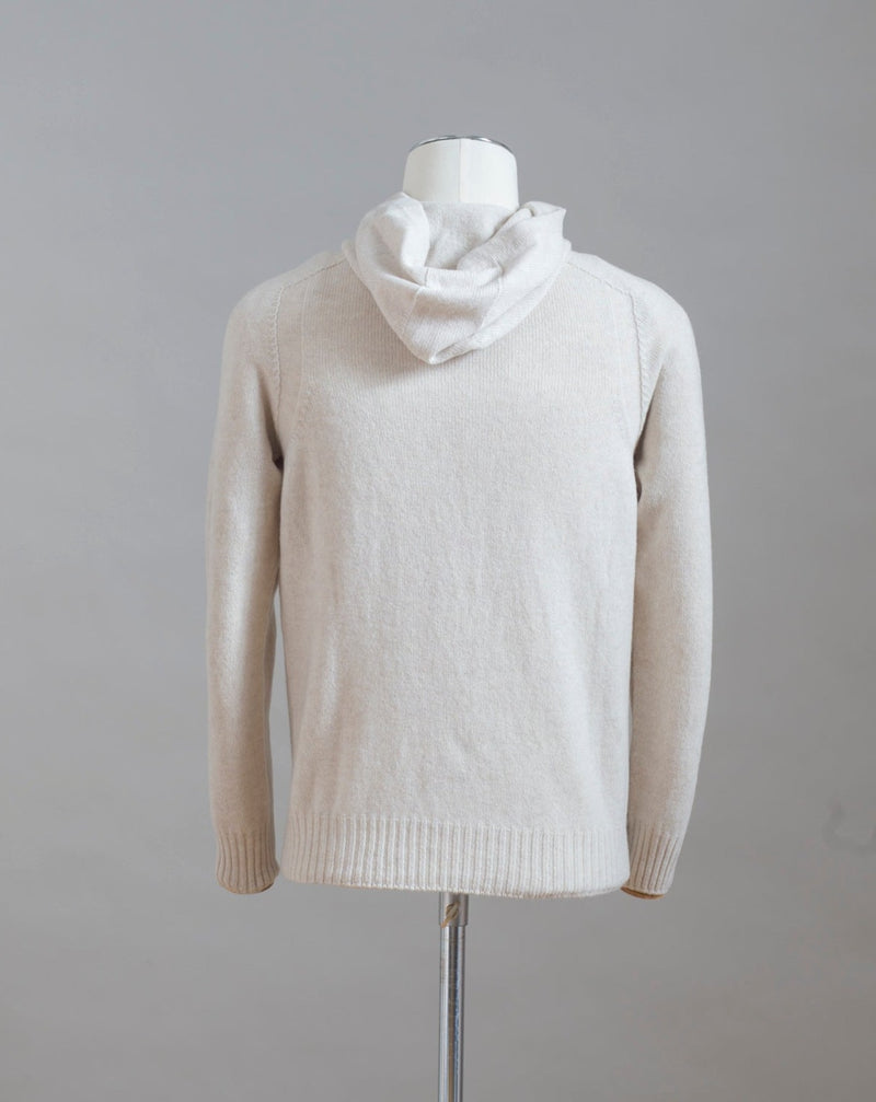  Hooded stitch sweater in Super Geelong wool. A sporty garment that you can match with jeans for an urban look or with jogging-style trousers for a sporty and refined outfit. Geelong wool has as soft touch as cashmere, yet it is remarkably durable. One of the best wool qualities you can find.  Hooded Sweater 100% Wool  Ribbed hem and cuffs Article:  24171/25024 Colore: 054 / Panna Made in Italy