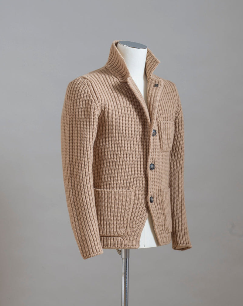 Heavy ribbed jacket made of 5-Ply Super Geelong wool. Geelong wool has as soft touch as cashmere, yet it is remarkably durable. Elegant, comfortable and practical wool quality, perfect for a chunky garment like this.  100% Geelong wool 3 Patch pockets 3 Buttons Mod.  10166/25028 Col. 116 / Beige Made i Italy