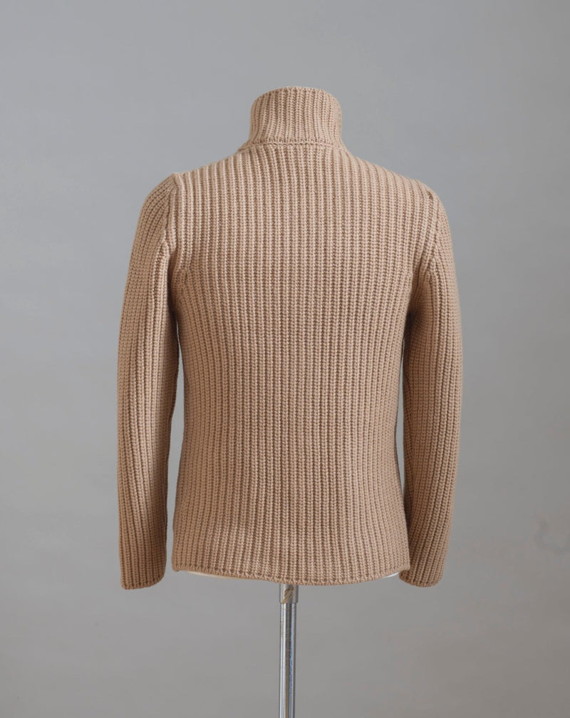 Heavy ribbed jacket made of 5-Ply Super Geelong wool. Geelong wool has as soft touch as cashmere, yet it is remarkably durable. Elegant, comfortable and practical wool quality, perfect for a chunky garment like this.  100% Geelong wool 3 Patch pockets 3 Buttons Mod.  10166/25028 Col. 116 / Beige Made i Italy