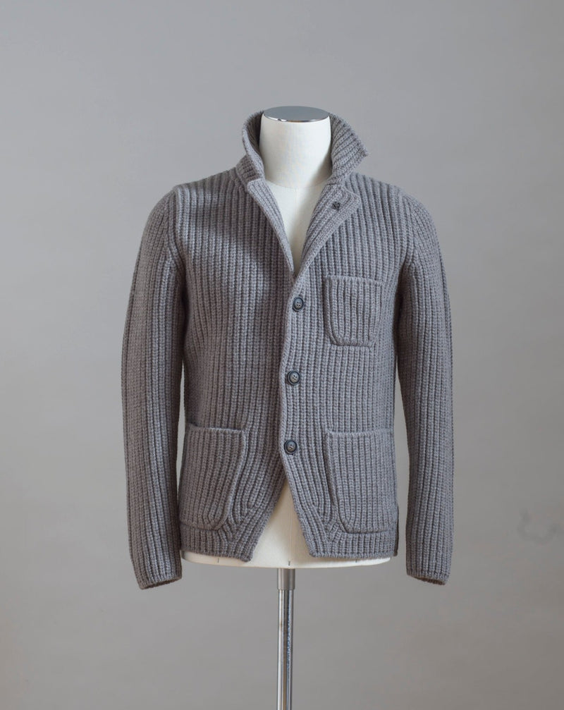 Heavy ribbed jacket made of 5-Ply Super Geelong wool. Geelong wool has as soft touch as cashmere, yet it is remarkably durable. Elegant, comfortable and practical wool quality, perfect for a chunky garment like this.  100% Geelong wool 3 Patch pockets 3 Buttons Mod.  10166/25028 Col. 017 / Taupe (brown-gray) Made i Italy
